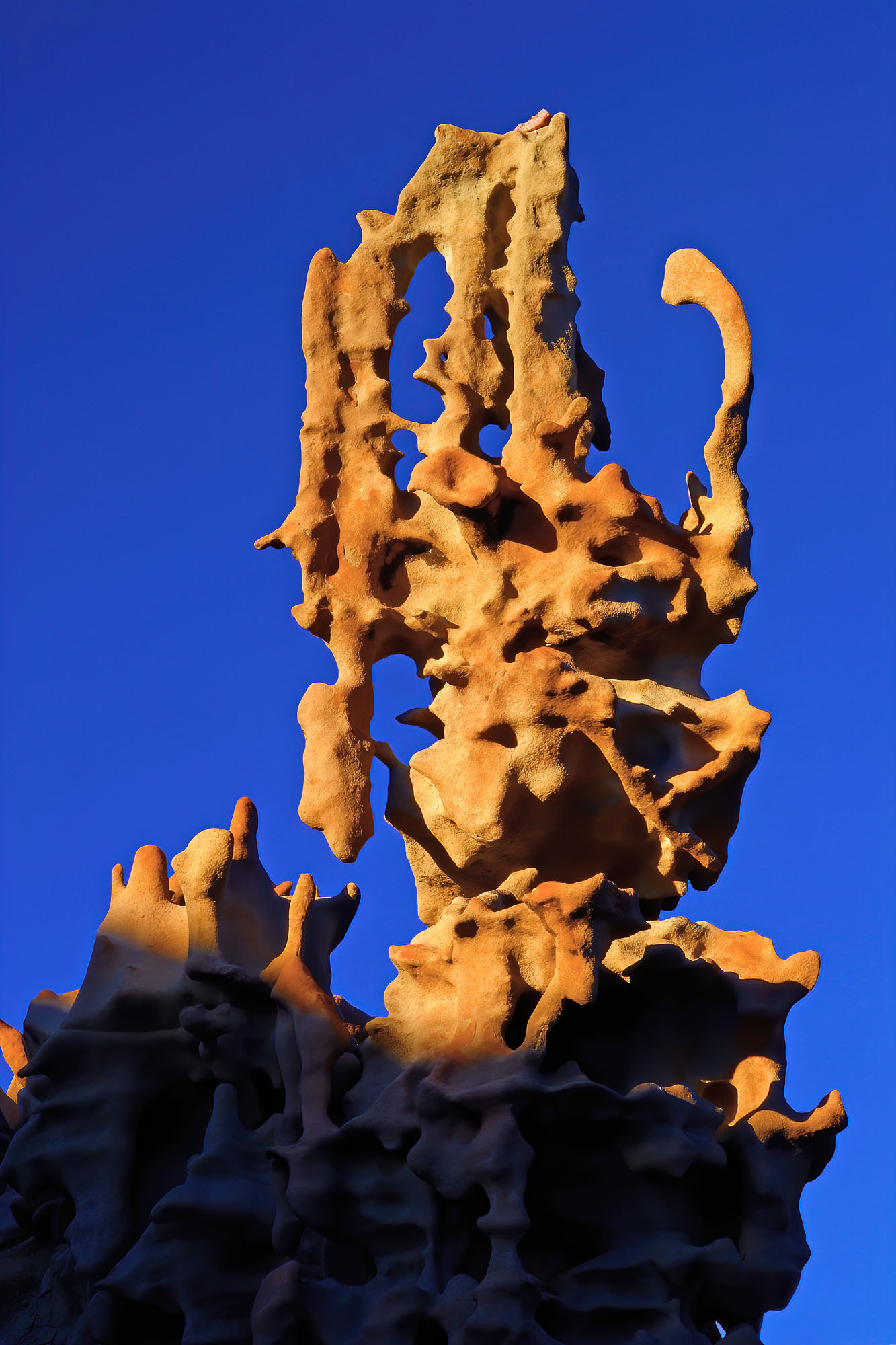 Fantasy Canyon südlich von Vernal in Utah und die filigrane Teekannenformation, eine einzigartig geformte 40 Millionen Jahre alte Sandsteinfigur.