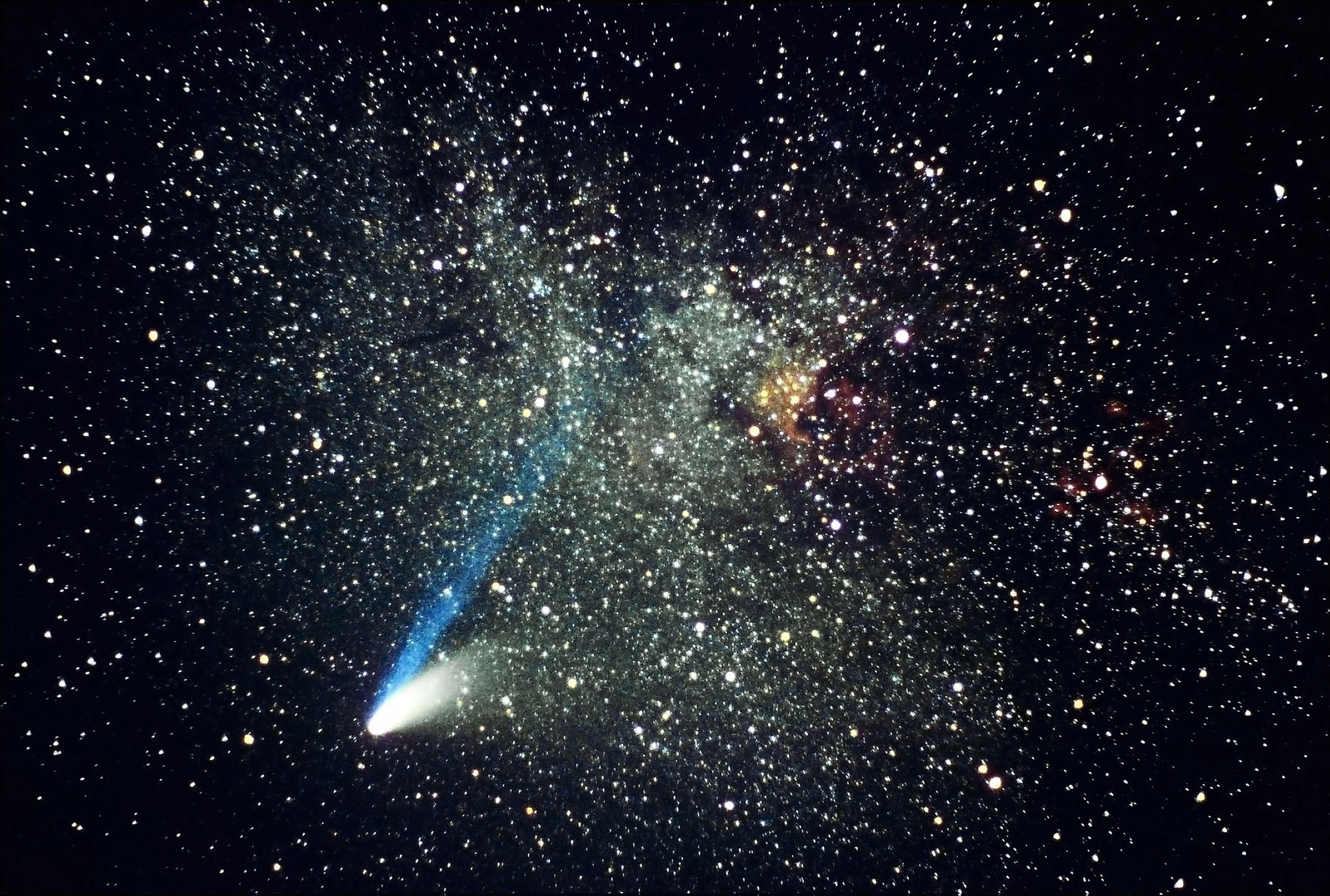 Der helle Komet Hale-Bopp in der Milchstraße im Sternbild des Schwans in seinem Perihel im März 1997.