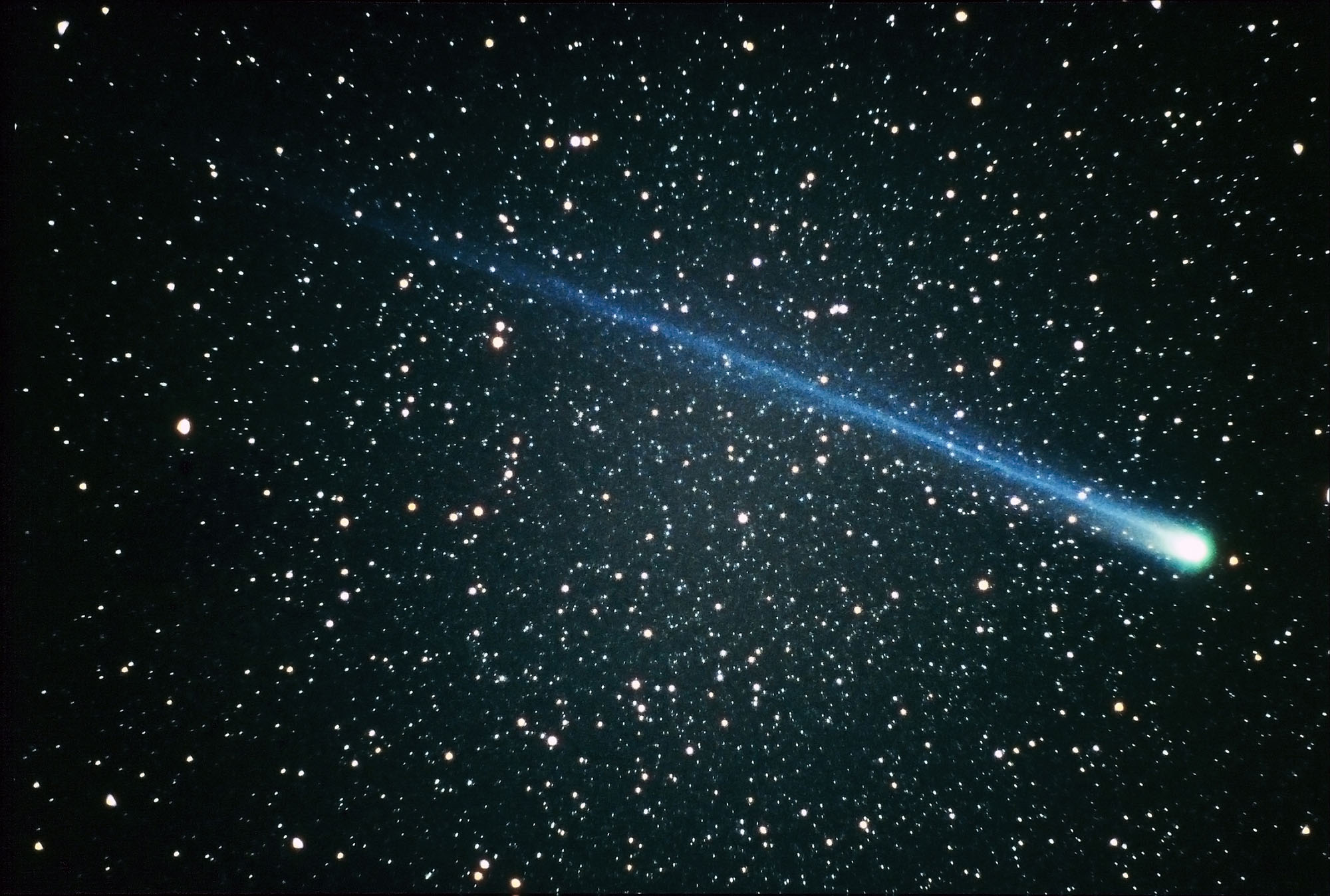 Der helle Komet Hyakutake im Sternbild Großer Wagen in seinem Perihel im Februar 1996.