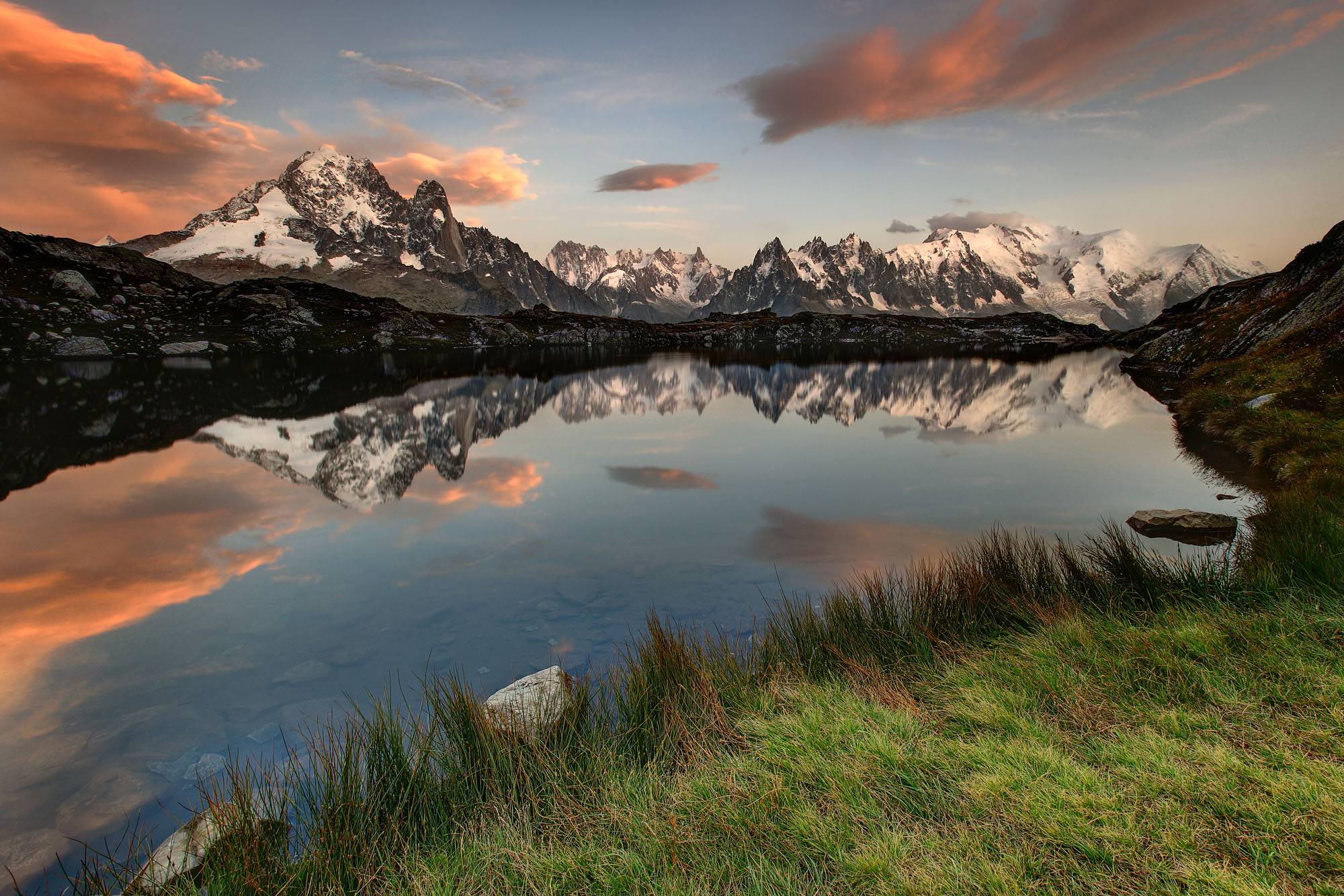 Das Mont Blanc Massiv in den französichen Alpen spiegelt sich im Alpensee Lac de Cheserys oberhalb von Chamonix bei Sonnenuntergang.