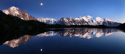 Lac de Cheserys spiegelt das Mont Blanc Massiv und den aufgehenden Mond mit den ersten Sternen.