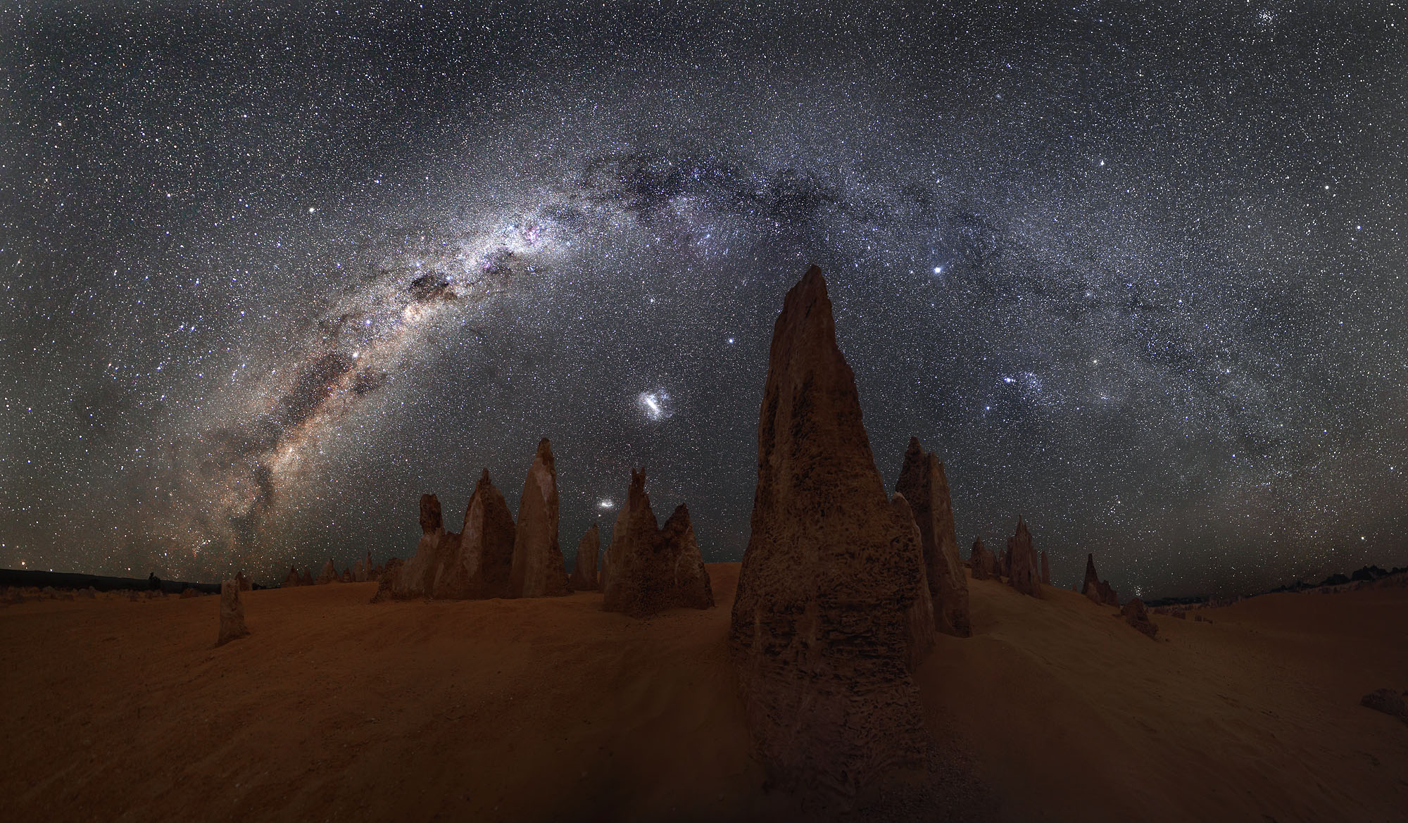 Die Pinnacles von Nambung in Westaustralien unter dem Bogen der Milchstraße sind ein außerirdisch anmutender Anblick.