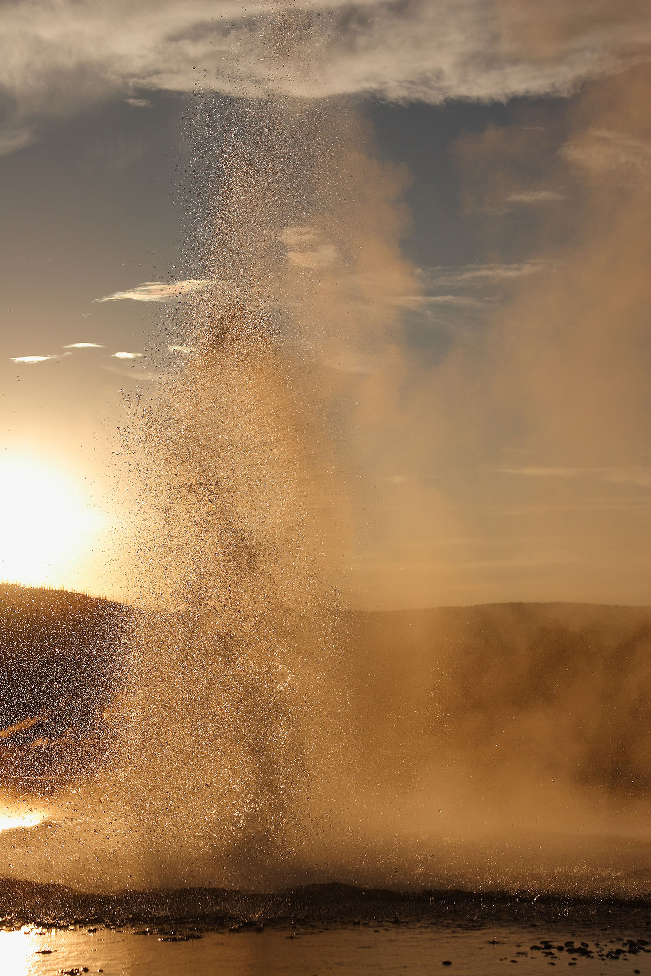 Plume Geyser im Upper Geyser Basin von Yellowstone schießt Millionen rotierender Wassertröpfchen im Gegenlicht der Sonne in die Luft.